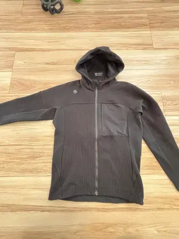 데상트 풀 집업 후드티 블랙