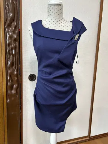 네이비 원숄더 드레이프 드레스