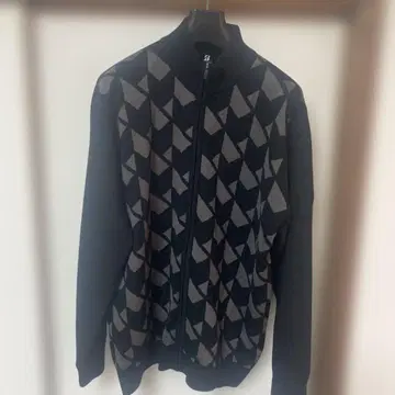 블랙과 그레이의 기하학 패턴 가디건