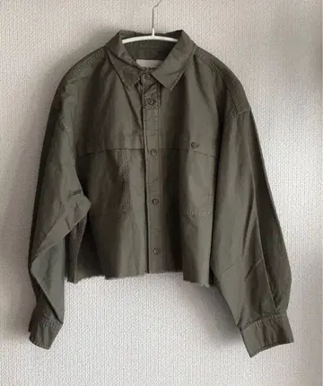 올리브색 크롭 기장 밀리터리 셔츠 자켓 M 니코앤드
