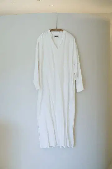 WIRROW 화이트 V넥 티셔츠 원피스