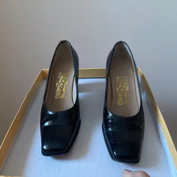 Ferragamo 블랙 에나멜 가죽 하이힐