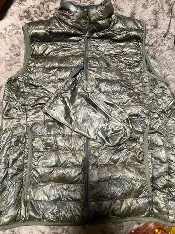 유니클로 울트라 라이트 다운 베스트 카모플라쥬 S