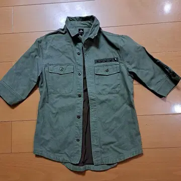 올리브 그린 7부 기장 셔츠 뒷면 프린트