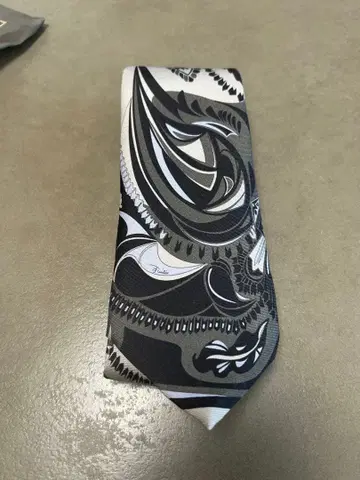 Fruiti Pucci 흑백 슬림 타이