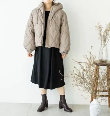 TRIANGLE PALETTE 다이아 퀼트 충전솜 숏 자켓 후드 부착