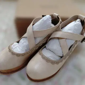 엑시즈팜 베이지 웨지힐 펌프스