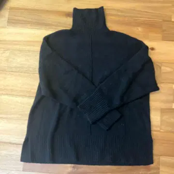 블랙 터틀넥 니트