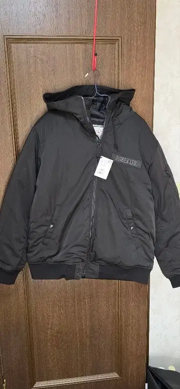 AVIREX LTD 블랙 후드 부착 다운 자켓