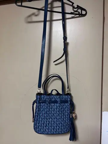 MK 로고 프린트 네이비 숄더백