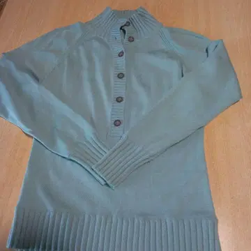 월드 스카이블루 버튼 니트 스웨터