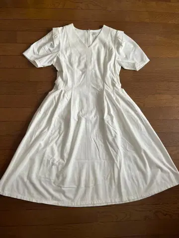 CELFORD 화이트 V넥 반팔 무릎 기장 원피스