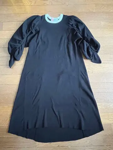 CELFORD 퍼프 슬리브 블랙 x 화이트 니트 원피스