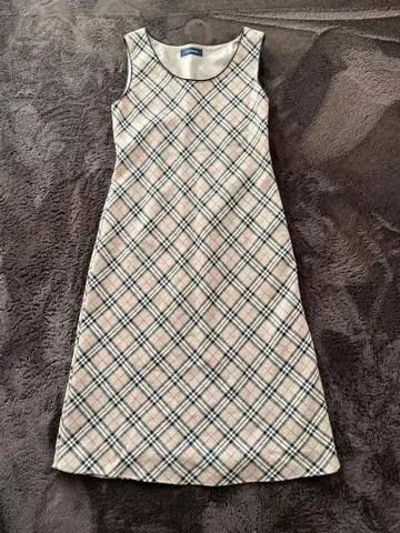 체크 무늬 슬리브리스 무릎 기장 원피스