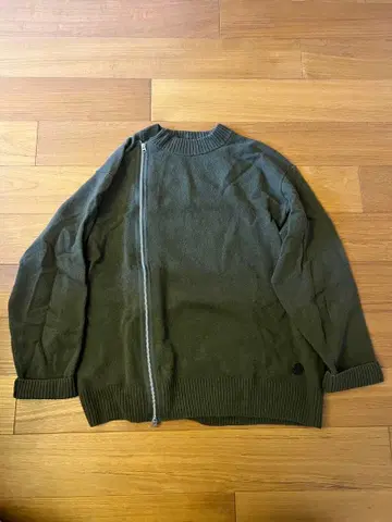 올리브 그린 풀 집업 니트