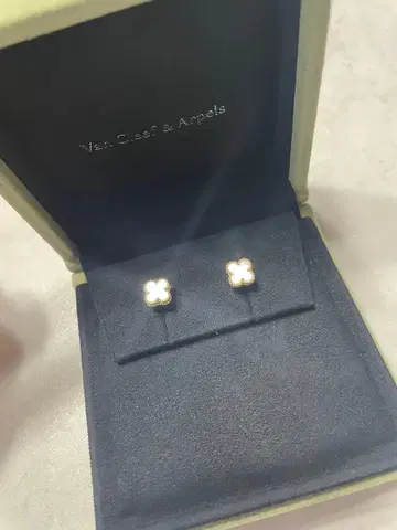 귀걸이 네잎 클로버 디자인 플라워 모티브 성숙 큐트 쉘풍