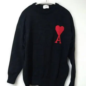 블랙 하트 자수 니트 스웨터