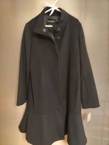 스트로베리 필드 블랙 플레어 밑단 롱 코트