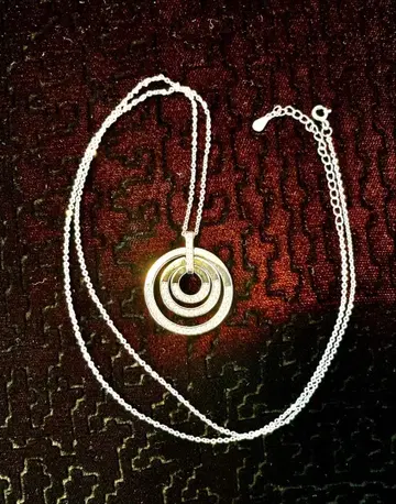 실버색 미에 엔 원형 펜던트 백화점에서 구매