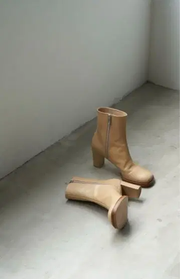 CLANE EDGE ROUND SHORT BOOTS