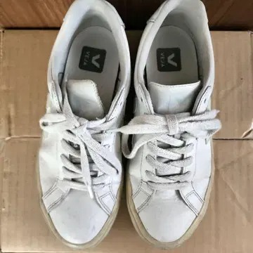 베자 VEJA 가죽 로우컷 스니커즈