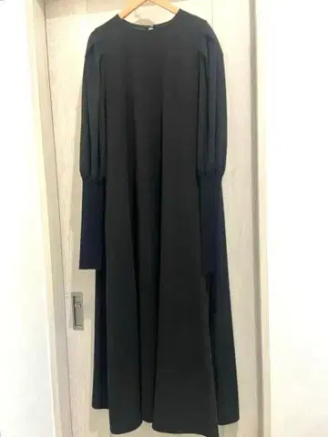 블랙 A 라인 긴팔 원피스