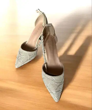 No. Queen 베이지 스틸레토 하이힐