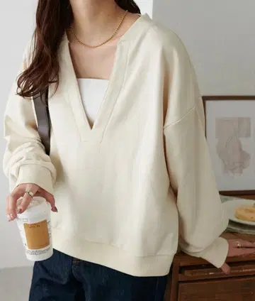 깊은 V넥 숏 기장 맨투맨