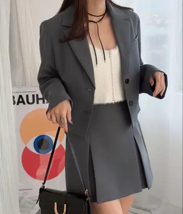 JUNOAH 숏 기장 자켓 & 인팬츠 포함 미니 스커트 세트 차콜