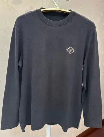 다크 그레이 긴팔 T셔츠 엘르 패치 포함