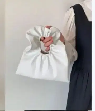 화이트 스모킹 디자인 핸드백