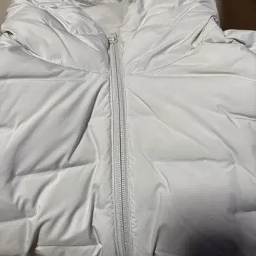 유니클로 퍼프 테크 후드티 화이트 M 사이즈