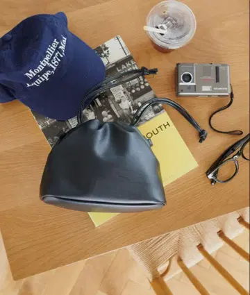 DISCOAT 완판템 블랙 합성 피혁 개더 복조리 숄더백