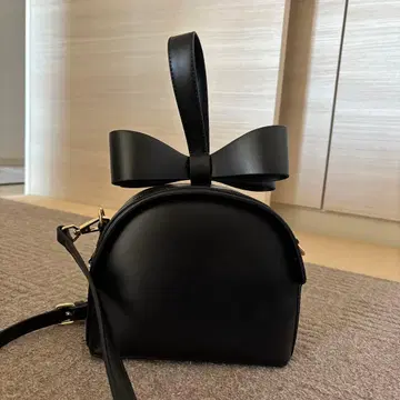 리본 포함 블랙 숄더백
