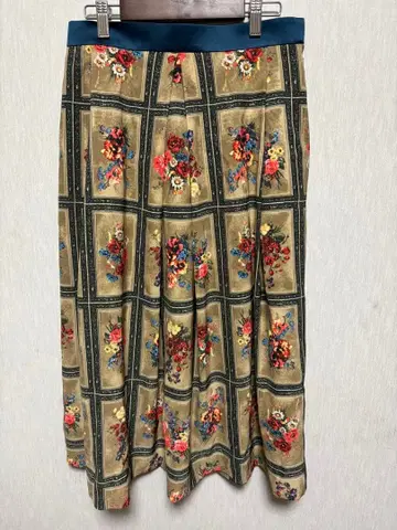 로이스크레용 꽃무늬 베이지 플레어 스커트