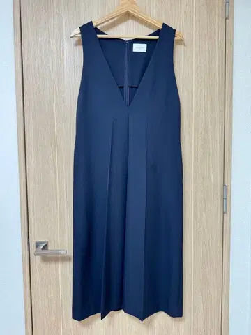 네이비 슬리브리스 팔분 길이 원피스