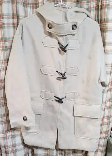 크림색 더플 코트 후드 부착