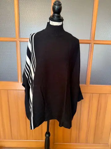 블랙 화이트 스트라이프 터틀넥 니트