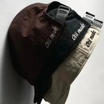 otii 브라운 캡 B 로고