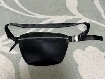 HARE 블랙 가죽 바디백 웨스트 파우치