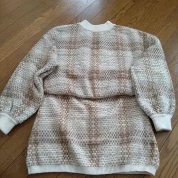 아이보리와 브라운 체크 무늬 니트 셋업