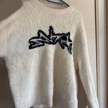 화이트 니트 스웨터 블랙 로고 디자인