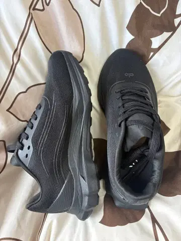 미사용 새상품 Alo yoga runner 블랙 스니커즈 신발 23cm