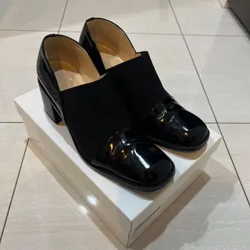 CLANE 에나멜 블랙 슬립온 중간 힐