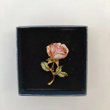 반돔 부티크 장미 브로치