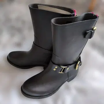 블랙 지퍼 달린 레인부츠