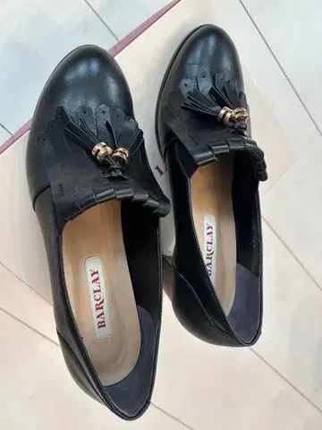 BARCLAY 블랙 레더 프린지 슈즈