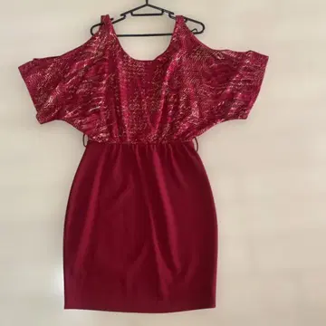 와인 레드 오프숄더 드레스