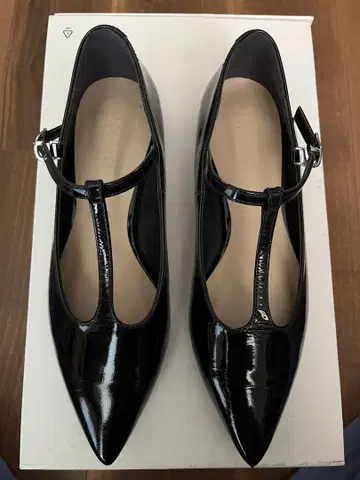 [ 새상품급 1회 사용 ] T스트랩 블랙 에나멜 발레 슈즈