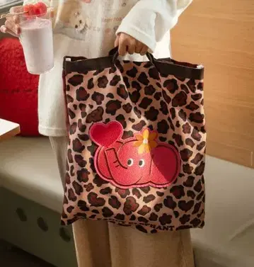 레오파드 무늬 코끼리 자수 숄더백